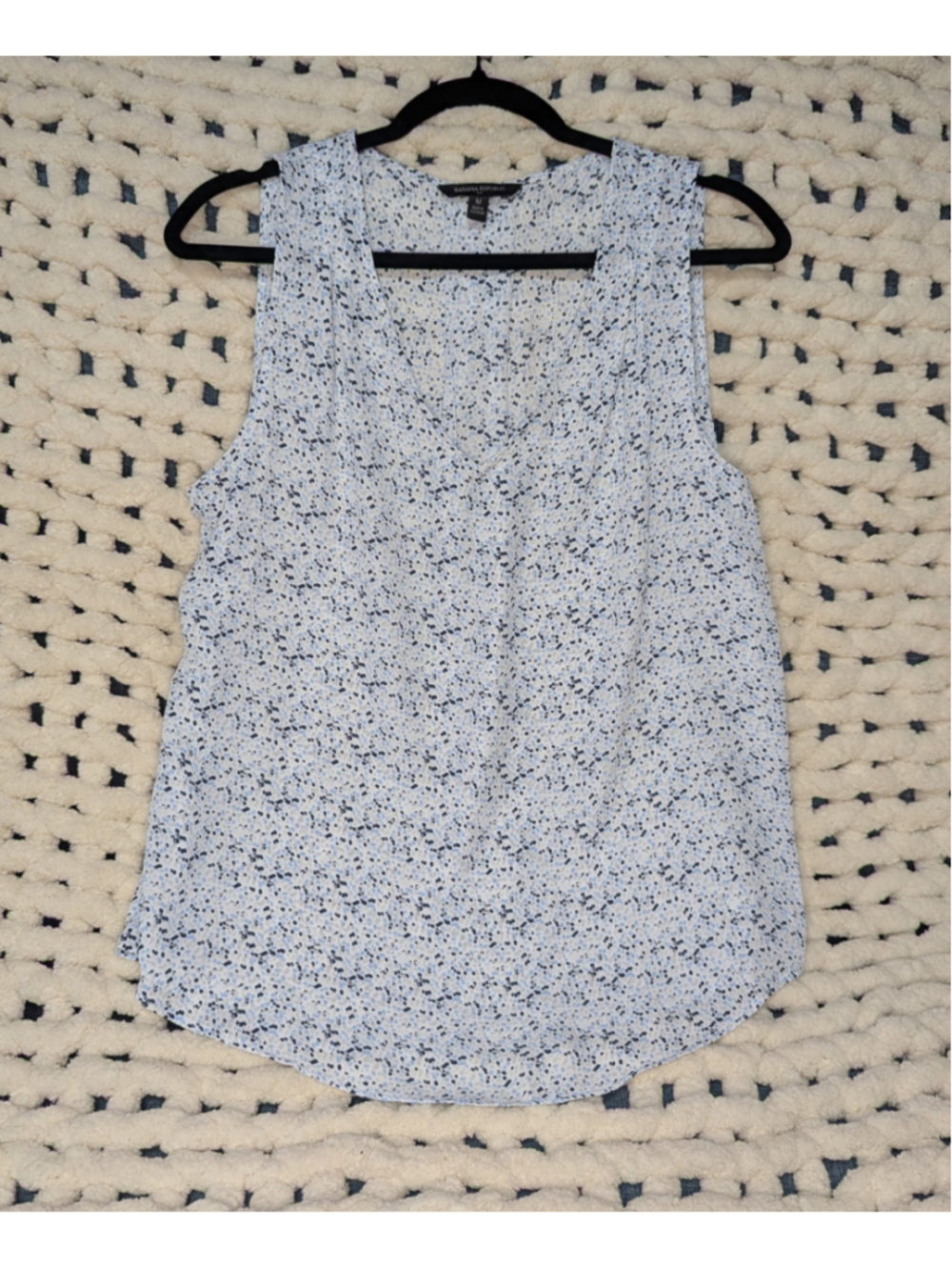Banana Republic Sleeveless V Neck Blouse Top Blue White Print Size Medium